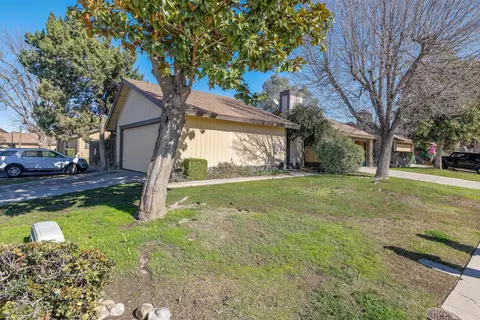 1906 E Harold Ave, Visalia, CA 93292