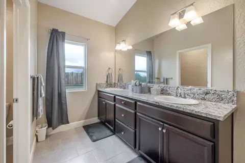 Bath - 3602 E College Ct, Visalia, CA 93292 photo 3 of 3