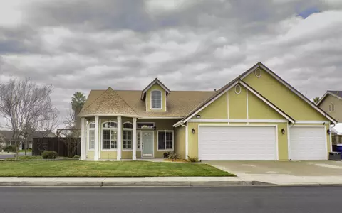 3034 N Glacier Way, Hanford, CA 93230