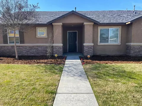 477 Edgewater St, Tulare, CA 93274 photo 3