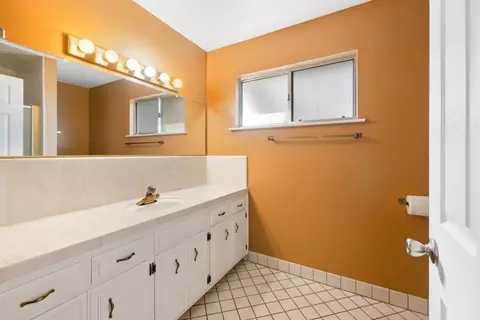 Bath - 296 E Gannon Dr, Tulare, CA 93274 photo 3 of 3