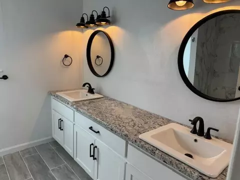 Bath - 41771 Rd 92, Dinuba, CA 93618 photo 2 of 6