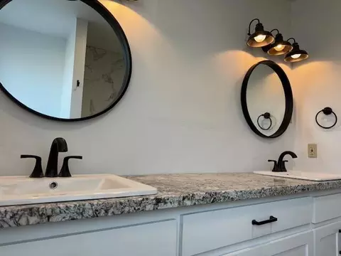 Bath - 41771 Rd 92, Dinuba, CA 93618 photo 1 of 6