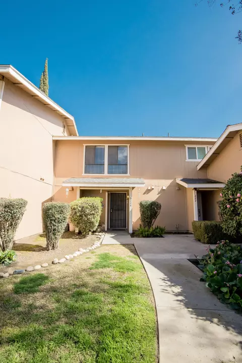 224 N Crenshaw St, Visalia, CA 93291