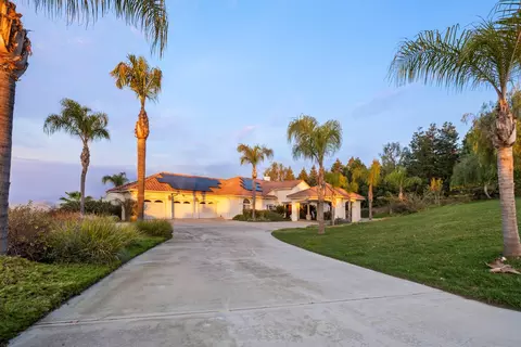 Exterior - 187 High Sierra Dr, Exeter, CA 93221 photo 2 of 14