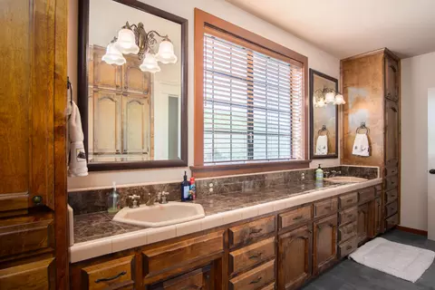 Bath - 18301 Rd 256, Strathmore, CA 93267 photo 2 of 5