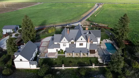 Exterior - 18301 Rd 256, Strathmore, CA 93267 photo 2 of 17