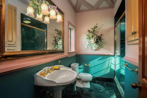 Bath - 18301 Rd 256, Strathmore, CA 93267 photo 1 of 5