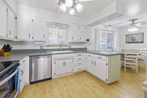 Kitchen - 43662 Washburn Dr, Three Rivers, CA 93271 photo 2 of 3