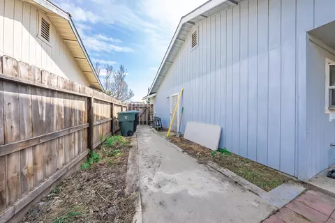 2139 S Conyer Ct, Visalia, CA 93277 photo 23