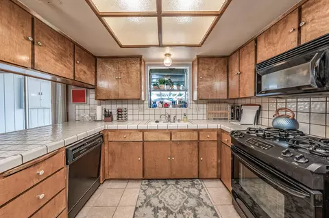 2139 S Conyer Ct, Visalia, CA 93277 photo 9