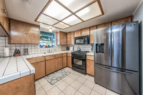 2139 S Conyer Ct, Visalia, CA 93277 photo 8