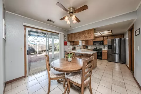 2139 S Conyer Ct, Visalia, CA 93277 photo 6
