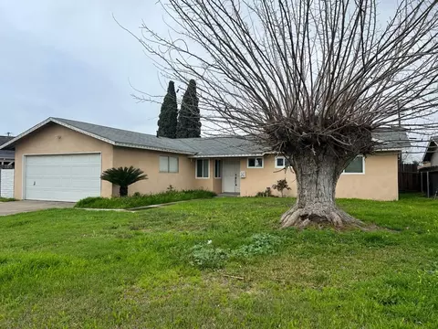 904 Elm St, Hanford, CA 93230