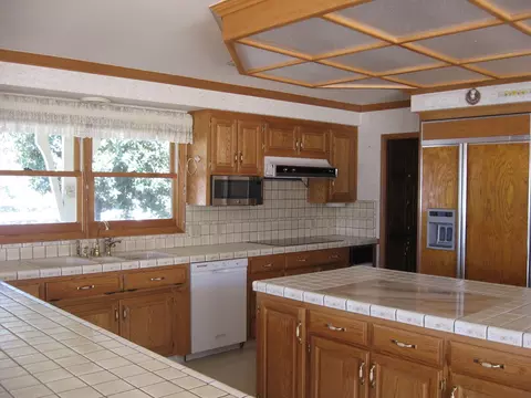 Kitchen - 41425 E Mynatt Dr, Three Rivers, CA 93271 photo 4 of 9