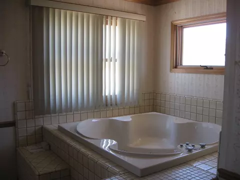 Bath - 41425 E Mynatt Dr, Three Rivers, CA 93271 photo 2 of 2