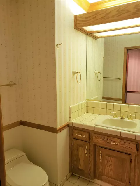 Bath - 41425 E Mynatt Dr, Three Rivers, CA 93271 photo 1 of 2