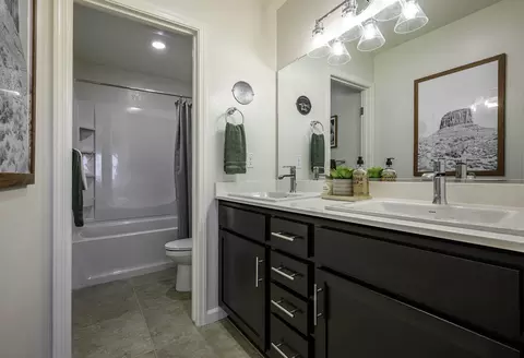 Bath - 1048 E Cameron Ave #1124, Visalia, CA 93292 photo 4 of 6