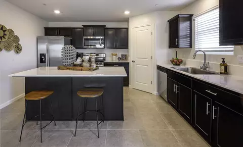 Kitchen - 1048 E Cameron Ave #1124, Visalia, CA 93292 photo 2 of 4