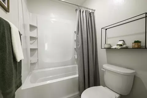 Bath - 1048 E Cameron Ave #1124, Visalia, CA 93292 photo 5 of 6