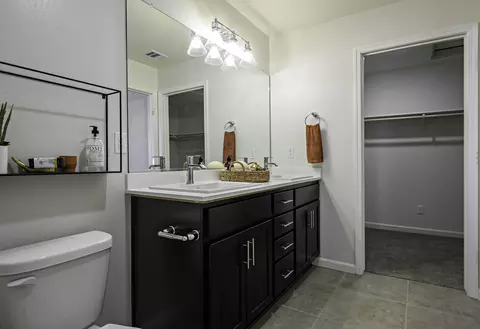 Bath - 1048 E Cameron Ave #1124, Visalia, CA 93292 photo 3 of 6