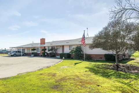 3741 W Whites Bridge Ave, Fresno, CA 93706