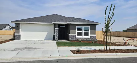 1134 S Mesa Oak St, Porterville, CA 93257