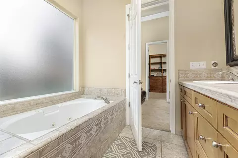 Bath - 3102 Burl Ave, Clovis, CA 93611 photo 3 of 4