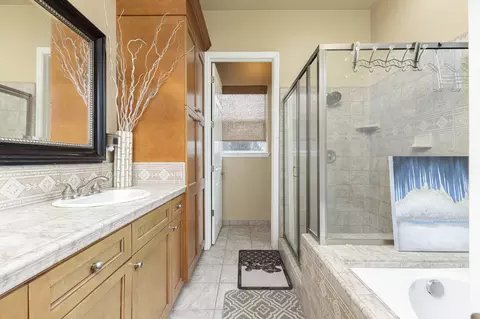 Bath - 3102 Burl Ave, Clovis, CA 93611 photo 2 of 4