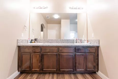 Bath - 2408 San Ardro St, Wasco, CA 93280 photo 2 of 6