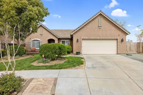 2612 W Newton Ct, Visalia, CA 93291