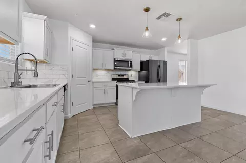 Kitchen - 320 E Porter Ave, Visalia, CA 93291 photo 3 of 7