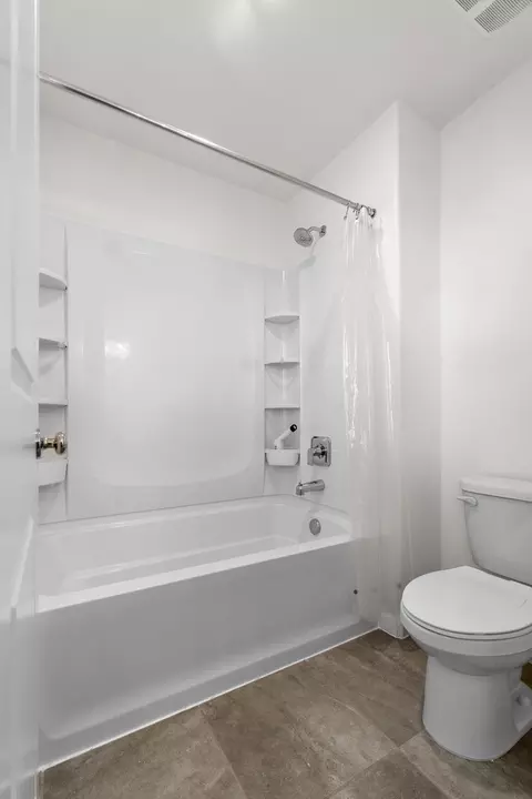 Bath - 320 E Porter Ave, Visalia, CA 93291 photo 3 of 6