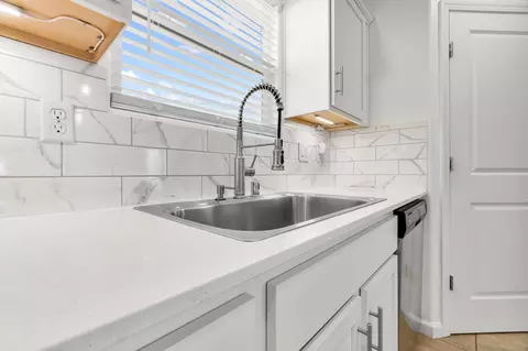 Kitchen - 320 E Porter Ave, Visalia, CA 93291 photo 6 of 7