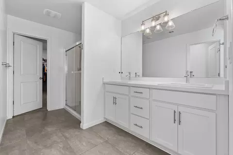 Bath - 320 E Porter Ave, Visalia, CA 93291 photo 6 of 6
