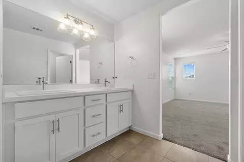 Bath - 320 E Porter Ave, Visalia, CA 93291 photo 4 of 6