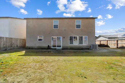 Exterior - 320 E Porter Ave, Visalia, CA 93291 photo 6 of 7