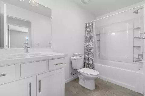 Bath - 320 E Porter Ave, Visalia, CA 93291 photo 1 of 6