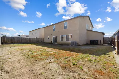 Exterior - 320 E Porter Ave, Visalia, CA 93291 photo 5 of 7