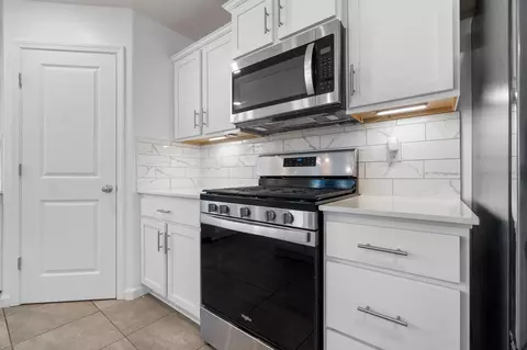 Kitchen - 320 E Porter Ave, Visalia, CA 93291 photo 5 of 7