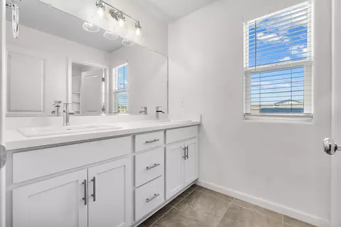 Bath - 320 E Porter Ave, Visalia, CA 93291 photo 2 of 6