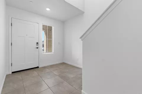 Entry Way - 320 E Porter Ave, Visalia, CA 93291 photo 1 of 2