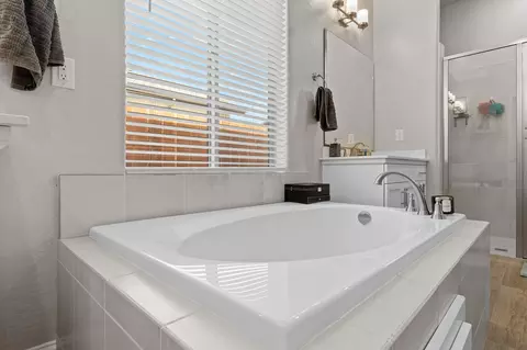 Bath - 1749 N Carson Ave, Clovis, CA 93619 photo 8 of 9