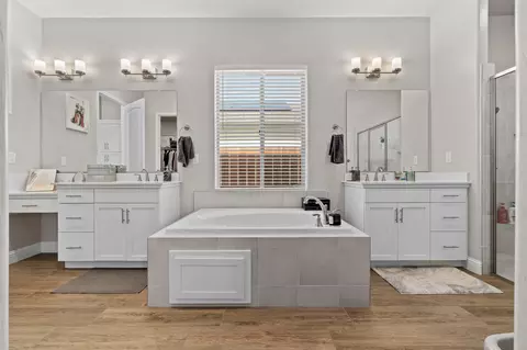 Bath - 1749 N Carson Ave, Clovis, CA 93619 photo 5 of 9