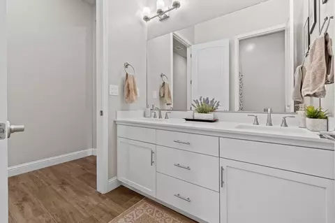 Bath - 1749 N Carson Ave, Clovis, CA 93619 photo 3 of 9