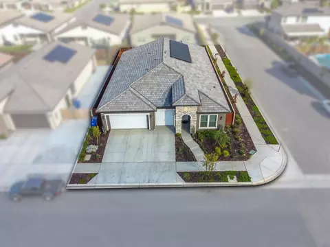 Exterior - 1749 N Carson Ave, Clovis, CA 93619 photo 7 of 8
