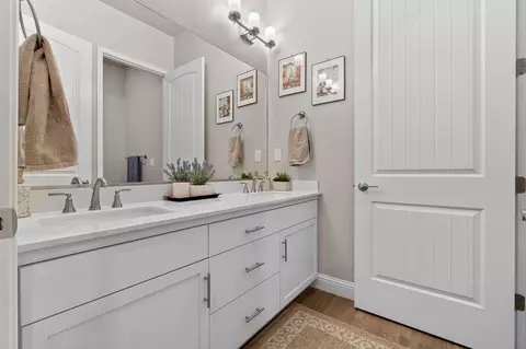 Bath - 1749 N Carson Ave, Clovis, CA 93619 photo 2 of 9