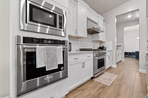 Kitchen - 1749 N Carson Ave, Clovis, CA 93619 photo 5 of 9