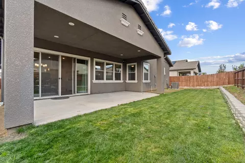 Exterior - 1749 N Carson Ave, Clovis, CA 93619 photo 6 of 8