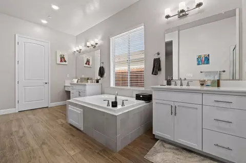 Bath - 1749 N Carson Ave, Clovis, CA 93619 photo 6 of 9